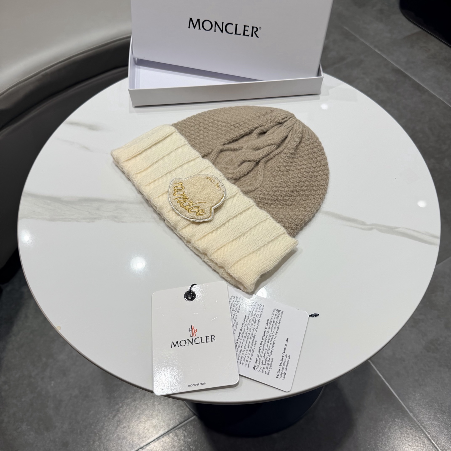 蒙口针织帽MONCLER毛线帽👍质量非常柔软舒服，保暖又时尚，简约大气，百搭款！