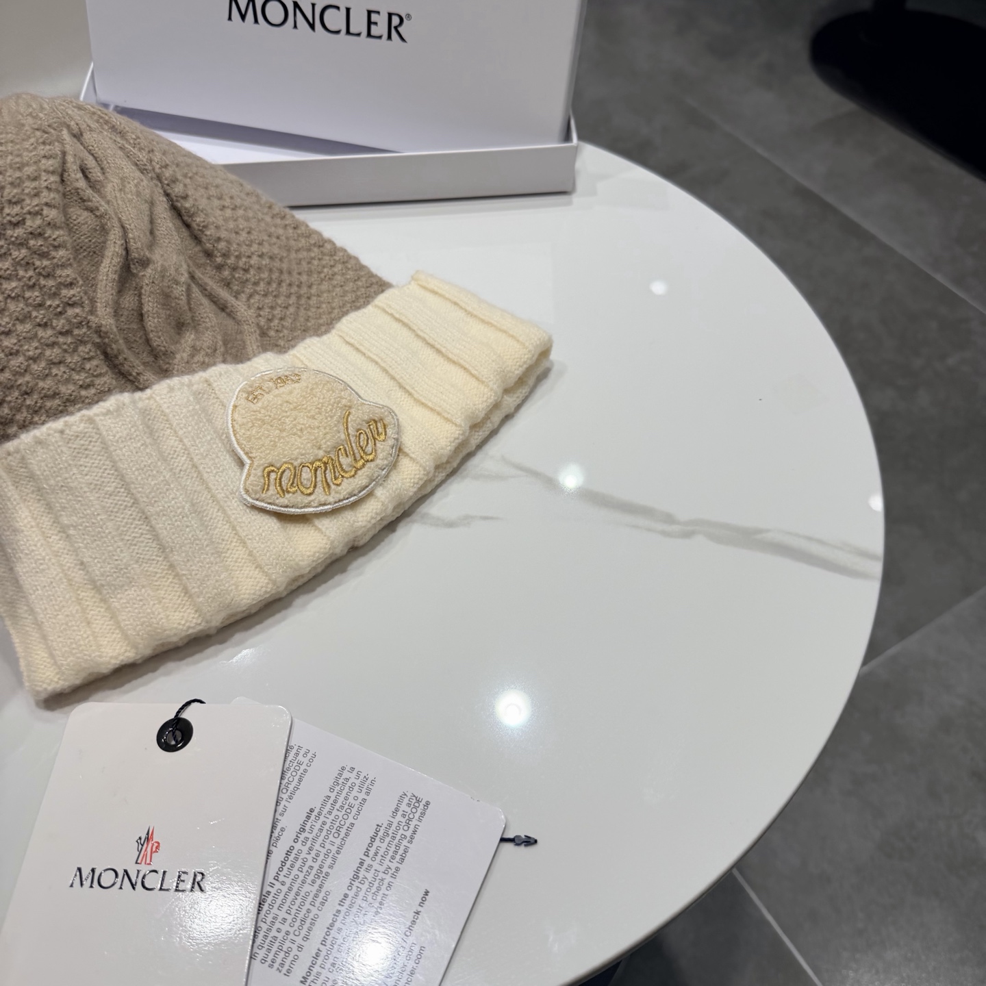 蒙口针织帽MONCLER毛线帽👍质量非常柔软舒服，保暖又时尚，简约大气，百搭款！