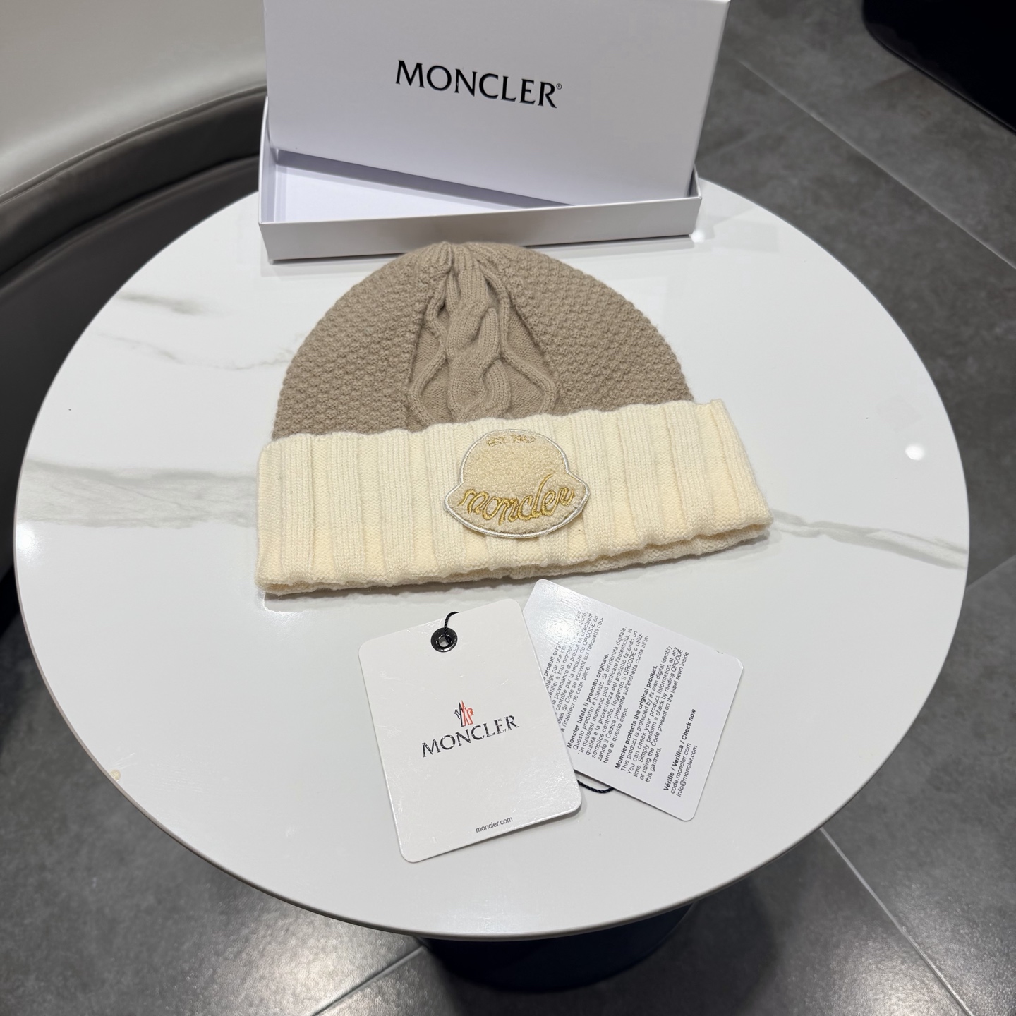 蒙口针织帽MONCLER毛线帽👍质量非常柔软舒服，保暖又时尚，简约大气，百搭款！