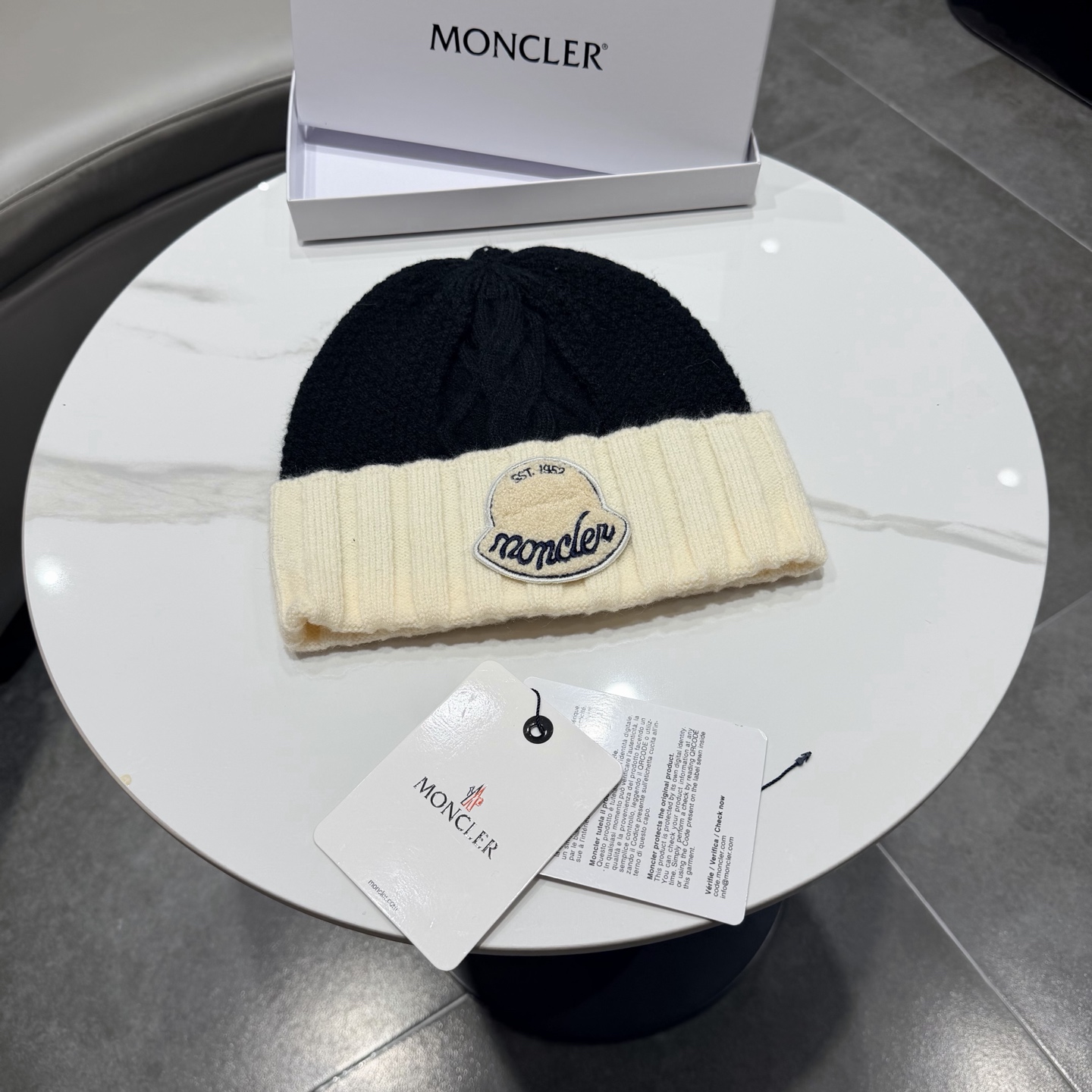 NO:704001,The MONCLER woolen hat is very soft and comfortable, warm and fashionable, simple and elegant, and versatile!  Hats bucket hat, baseball cap, knitted hat, hat, Moncler, espadrilles, hats19860909蒙口针织帽MONCLER毛线帽质量非常柔软舒服,保暖又时尚,简约大气,百搭款！帽子渔夫帽棒球帽针织帽,帽子,Moncler,espadrilles,hats,hat
