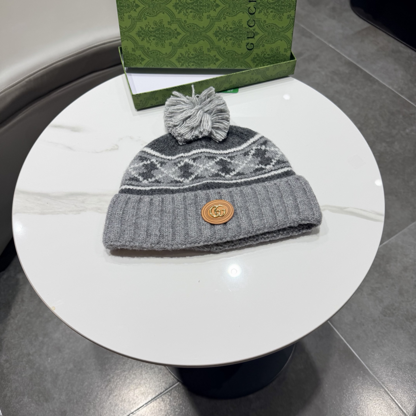 NO:704014,Gucci Gucci woolen hat women's winter wool blended knitted hat fur ball warm and face-friendly small loose cold hat hat fisherman hat baseball cap knitted hat, hat, gucci, espadrilles, hats19860909Gucci古奇毛线帽子女冬季羊毛混纺针织帽毛球保暖显脸小宽松冷帽帽子渔夫帽棒球帽针织帽,帽子,gucci,espadrilles,hats,hat