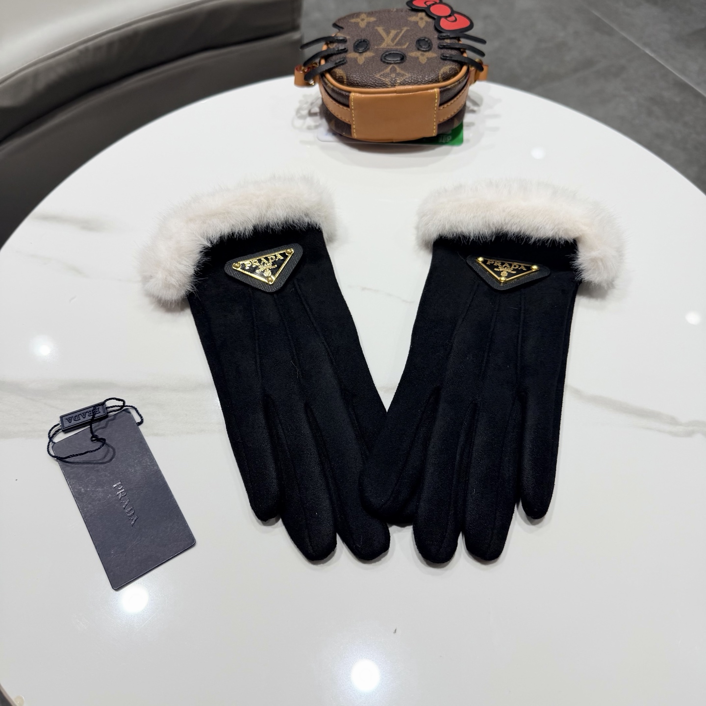 NO:701764,Prada women's gloves are warm in winter with faux deerskin velvet, warm in one second. A must-have for gift giving~~~~~The hands-on pictures are stunning. Must-have gloves for little fairies, gloves, prada, prada, gloves19860909Prada普拉达女士手套冬季保暖仿鹿皮绒 一秒即暖 送礼必备~~~~~上手图美极啦 小仙女必备手套,手套,prada,prada,gloves,accessory