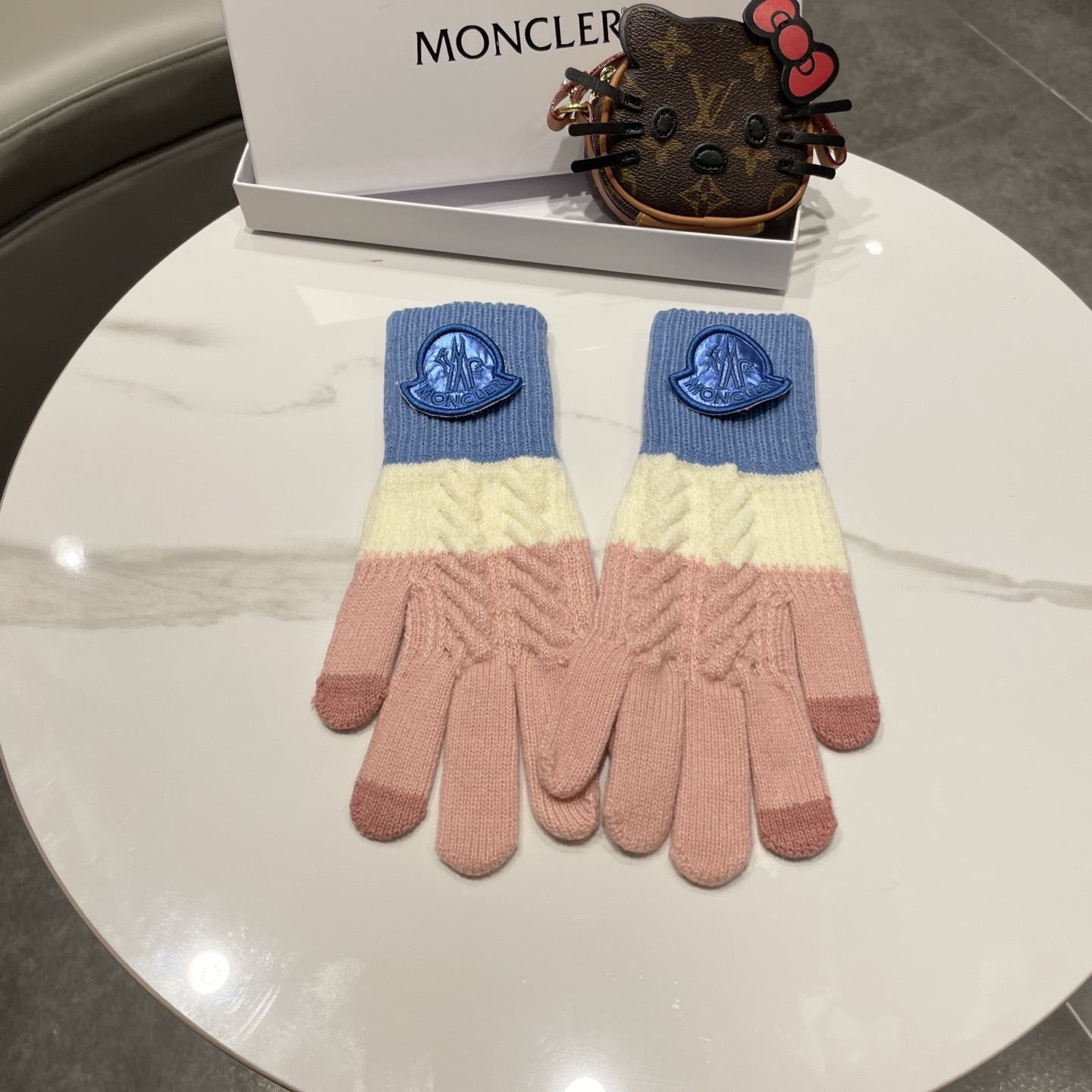 NO:701765,Moncler Moncler Winter Cycling Finger Protective Gloves Students Versatile Touch Screen Contrast Color Warm Wool Knitted Gloves Women's Gloves, Gloves, Moncler, Moncler, gloves19860909蒙口Moncler盟可睐冬季骑车分指护手套学生百搭可触屏撞色保暖毛线针织手套女手套,手套,Moncler,Moncler,gloves,accessory