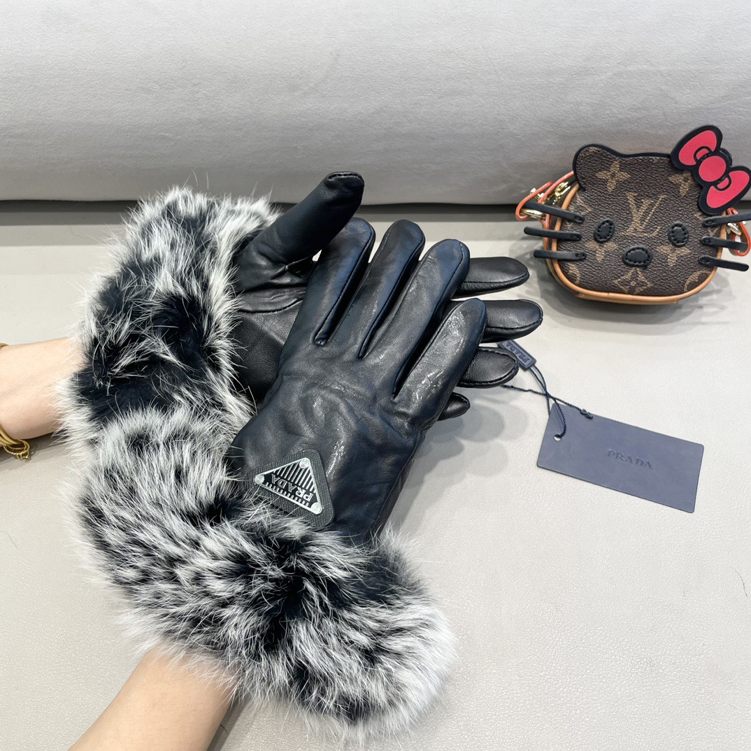 NO:701769,PRADA's original Chanel single-tail gloves exported from Italy are made of top-quality white goatskin fox fur. Note that they are real fox fur. They are absolutely ladylike. They feel softer and more delicate. They are skin-friendly and have better warmth retention. Natural dyes and low-temperature dyeing present the purest, richest and fullest colors. The color fastness has been tested and the warmth retention is excellent.  Soft to the touch, plush to the touch, you can't put it down. One-size-fits-all gloves, gloves, chanel, prada, prada, sheepskin, gloves19860909PRADA普拉达意大利出口香奈儿原单尾单手套,采用顶级白山羊皮狐狸毛 注意是真狐狸毛额 ,绝对贵妇款 手感更软糯细腻 亲肤,保暖性更好天然染料,低温染色 呈现最纯粹,浓郁饱满的颜色,色牢度经过检测,保暖性极佳 柔软的触感,摸起来带有绒绒感,令人爱不释手.码数均码手套,手套,chanel,prada,prada,sheepskin,gloves,accessory