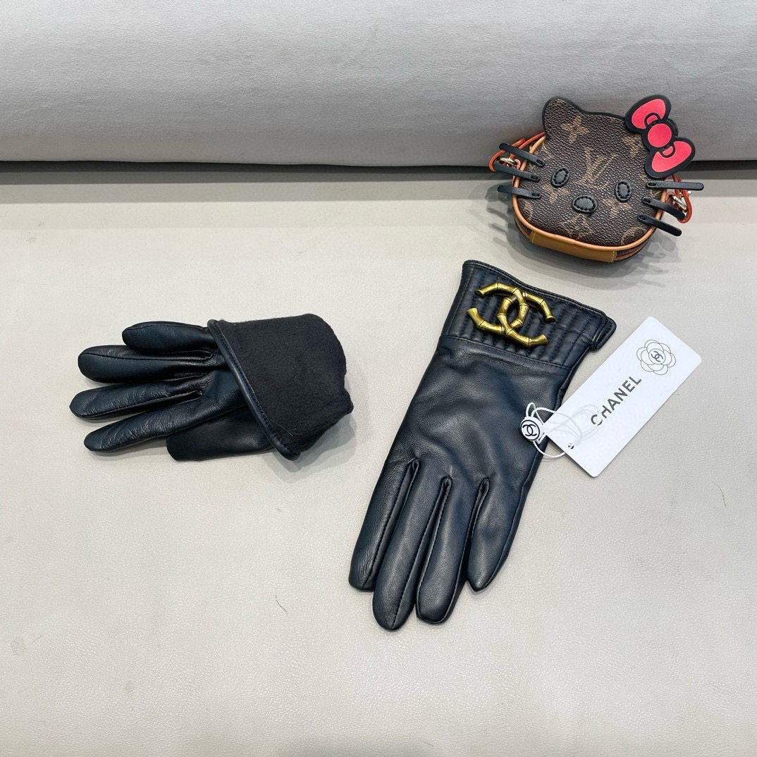NO:701771,2025 New Exclusive First Touch Screen Gloves Chanel [Original Order Quality] The official website is synchronized with women's new high-end sheepskin gloves. The goddess's first choice. Don't miss 100% imported sheepskin. The leather is fine and soft. Pay attention to the imported sheepskin's special feel. The cashmere lining is better for warmth. Hourly bows and hanging beads are a must for goddesses. Top-notch workmanship. No details are spared. Authentic open version. Counter one to one. Comes with box. Size M L gloves, gloves, chanel, chanel, sheepskin, gloves.198609092025新款独家首发触屏手套 Chanel香奈儿【原单品质】官网同步女士新款高档羊皮手套女神首选 不可错过百分百选用进口羊皮 皮质细腻柔软 认准进口羊皮特有手感羊绒内里保暖更佳 小时蝴蝶结吊珠女神必备顶级做工任何细节都不放过正品开版 专柜一比一 配盒子 码数Ｍ L手套,手套,chanel,chanel,sheepskin,gloves,accessory