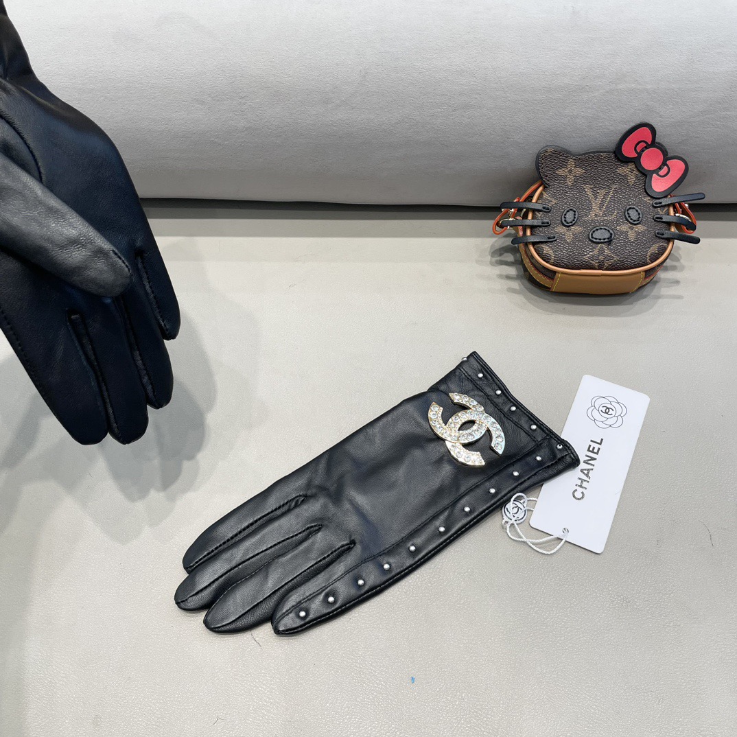 NO:701754,2025 New Exclusive First Touch Screen Gloves Chanel [Original Quality] The official website synchronizes women's new high-end sheepskin gloves, the goddess's first choice. Don't miss it, 100% imported sheepskin, the leather is fine and soft, look for the imported sheepskin, the special feel, cashmere lining to keep warm. Goddess Jimei must have top-notch workmanship, no details are spared, genuine open version, counter one to one, with box, size M L gloves, gloves, chanel, chanel, sheepskin, gloves198609092025新款独家首发触屏手套 Chanel香奈儿【原单品质】官网同步女士新款高档羊皮手套女神首选 不可错过百分百选用进口羊皮 皮质细腻柔软 认准进口羊皮特有手感羊绒内里保暖更佳 女神集美们们必备顶级做工任何细节都不放过正品开版 专柜一比一 配盒子 码数Ｍ L手套,手套,chanel,chanel,sheepskin,gloves,accessory