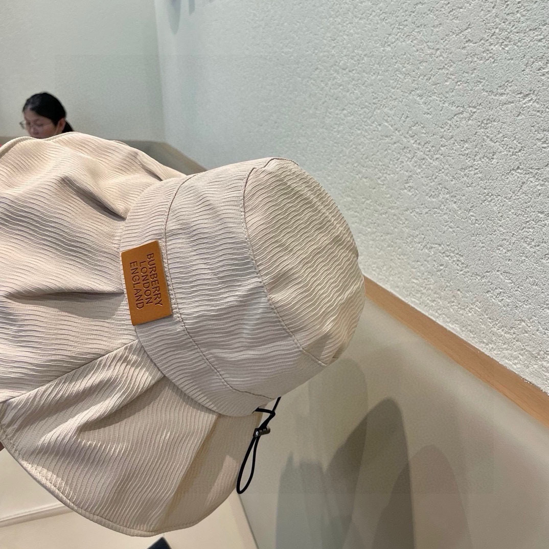Burberry（巴宝莉）2024新款防晒帽防紫外线夏季遮脸海边太阳帽女士小标渔夫帽