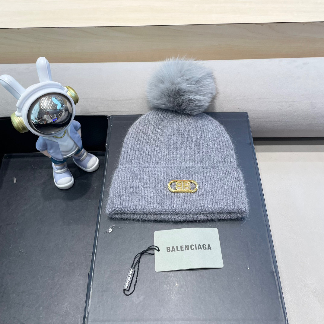 NO:704019,Balenciaga hat women's winter fox fur ball cap showing face small ear protection woolen hat Korean fashion versatile rabbit fur knitted hat cold trend hat fisherman hat baseball cap knitted hat, hat, balenciaga, espadrilles, hats19860909巴黎世家 帽子女冬狐狸毛球帽显脸小护耳毛线帽韩国时尚百搭兔毛针织帽冷潮帽子渔夫帽棒球帽针织帽,帽子,balenciaga,espadrilles,hats,hat