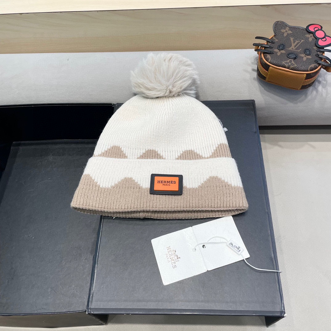 NO:605009,Hermès velvet thickened cold hat imitation rabbit fur ball hat for women winter 2025 new autumn and winter fashion ear protection wool knitted hat hat fisherman hat baseball cap knitted hat, hat, hermes, espadrilles, hats19860909爱马仕 加绒加厚冷帽仿兔毛球帽子女冬款2025新款秋冬时尚护耳毛线针织帽帽子渔夫帽棒球帽针织帽,帽子,hermes,espadrilles,hats,hat