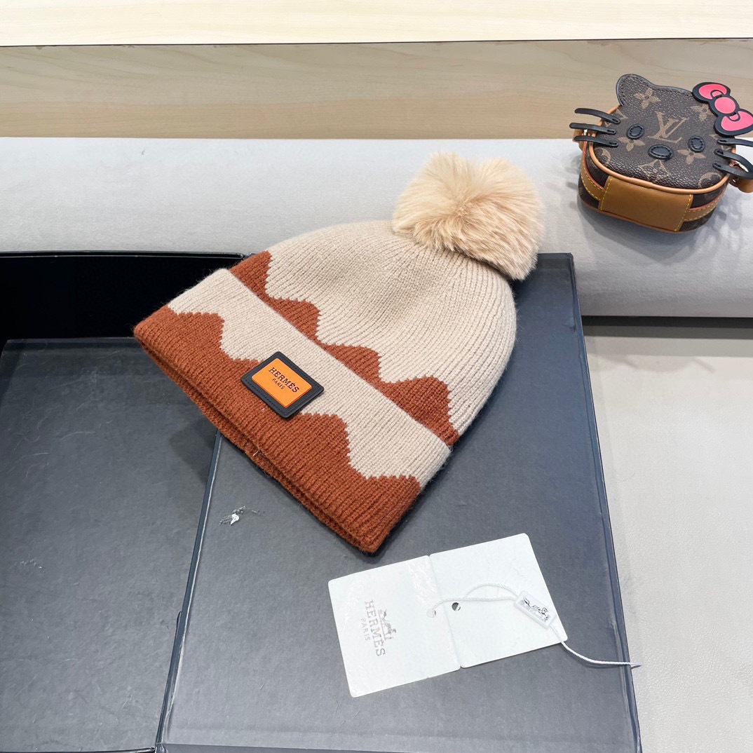 NO:605013,Hermès velvet thickened cold hat imitation rabbit fur ball hat for women winter new autumn and winter fashion ear protection wool knitted hat hat fisherman hat baseball cap knitted hat, hat, hermes, espadrilles, hats19860909爱马仕 加绒加厚冷帽仿兔毛球帽子女冬新款秋冬时尚护耳毛线针织帽帽子渔夫帽棒球帽针织帽,帽子,hermes,espadrilles,hats,hat
