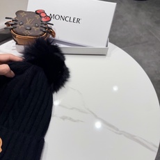 高版本!!! 蒙口MONCLER高品质狐狸毛球针织兔羊毛毛线帽 超经典不过时的一款秋冬冷帽🥶 懂货的小姐姐必入款,帽型质 高版本!!! 蒙口MONCLER高品质狐狸毛球针织兔羊毛毛线帽 超经典不过时的一款秋冬冷帽🥶 懂货的小姐姐必入款,帽型质