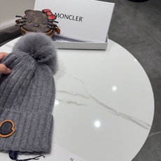 高版本!!! 蒙口MONCLER高品质狐狸毛球针织兔羊毛毛线帽 超经典不过时的一款秋冬冷帽🥶 懂货的小姐姐必入款,帽型质 高版本!!! 蒙口MONCLER高品质狐狸毛球针织兔羊毛毛线帽 超经典不过时的一款秋冬冷帽🥶 懂货的小姐姐必入款,帽型质