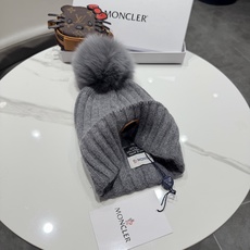 高版本!!! 蒙口MONCLER高品质狐狸毛球针织兔羊毛毛线帽 超经典不过时的一款秋冬冷帽🥶 懂货的小姐姐必入款,帽型质 高版本!!! 蒙口MONCLER高品质狐狸毛球针织兔羊毛毛线帽 超经典不过时的一款秋冬冷帽🥶 懂货的小姐姐必入款,帽型质