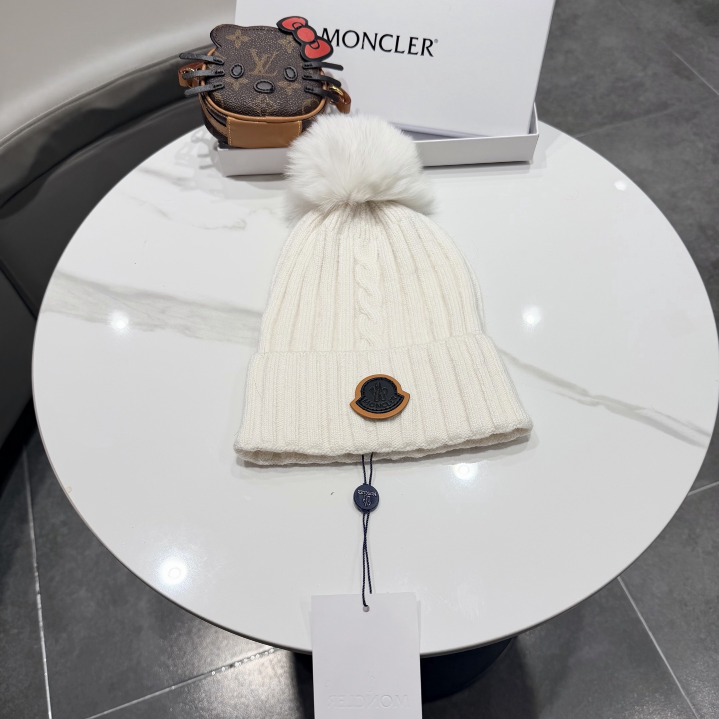 NO:604688,High version!  !  !  MONCLER high-quality fox fur ball knitted rabbit wool beanie. A super classic and timeless autumn and winter cold hat. A must-have for girls who know the stuff. There are many versions in the hat quality market. Only this one has always stood up. It really looks good on the hat. The body of the hat does not cut corners at all. 30% rabbit hair 70% wool. A great hat with a great texture. Fisherman hat, baseball cap, knitted hat, hat, Moncler, espadrilles, hats19860909高版本！！！ 蒙口MONCLER高品质狐狸毛球针织兔羊毛毛线帽 超经典不过时的一款秋冬冷帽 懂货的小姐姐必入款,帽型质量市场都有超多版本 唯有这款一直屹立不倒,上头真心好看,帽身一点都不偷工减料,30兔毛70羊毛,质感嘎嘎的好帽子渔夫帽棒球帽针织帽,帽子,Moncler,espadrilles,hats,hat