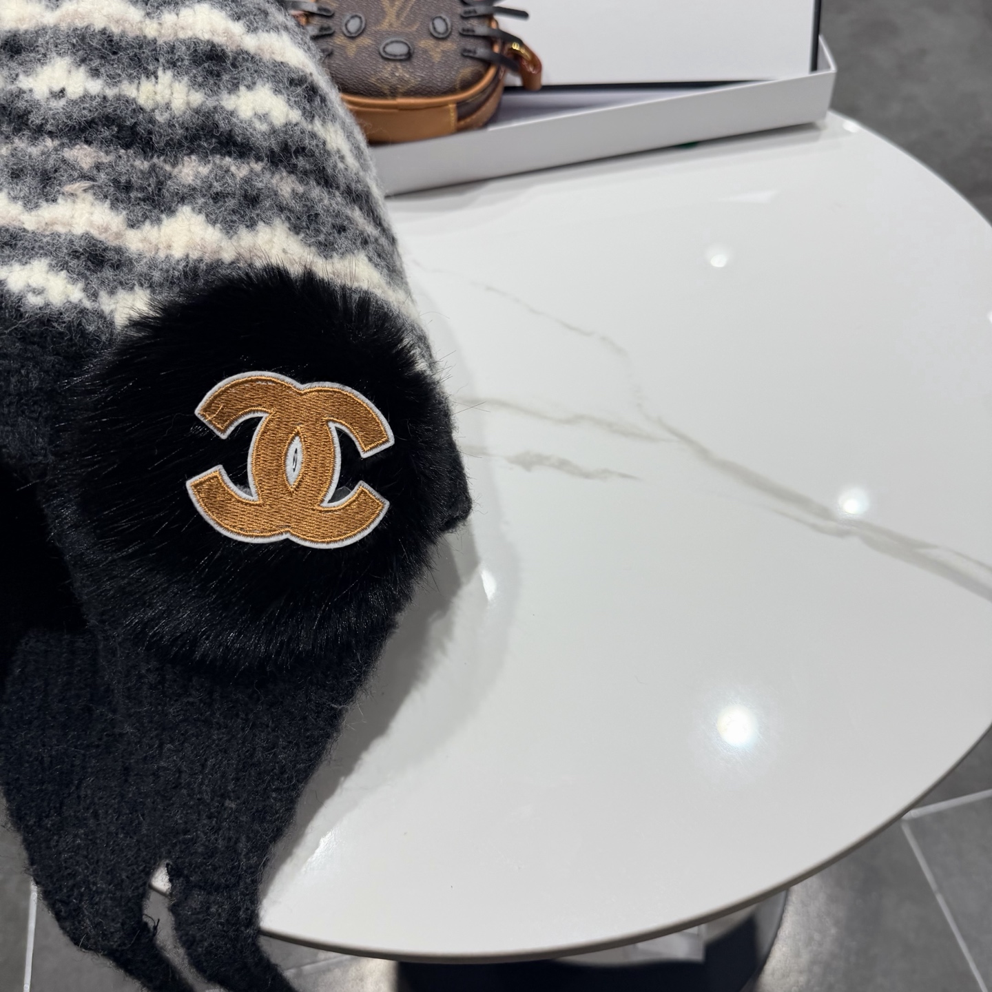 Chanel香奈儿冬季欧美大头围针织毛线帽加绒保暖护耳套头帽子女户外防寒雷锋帽