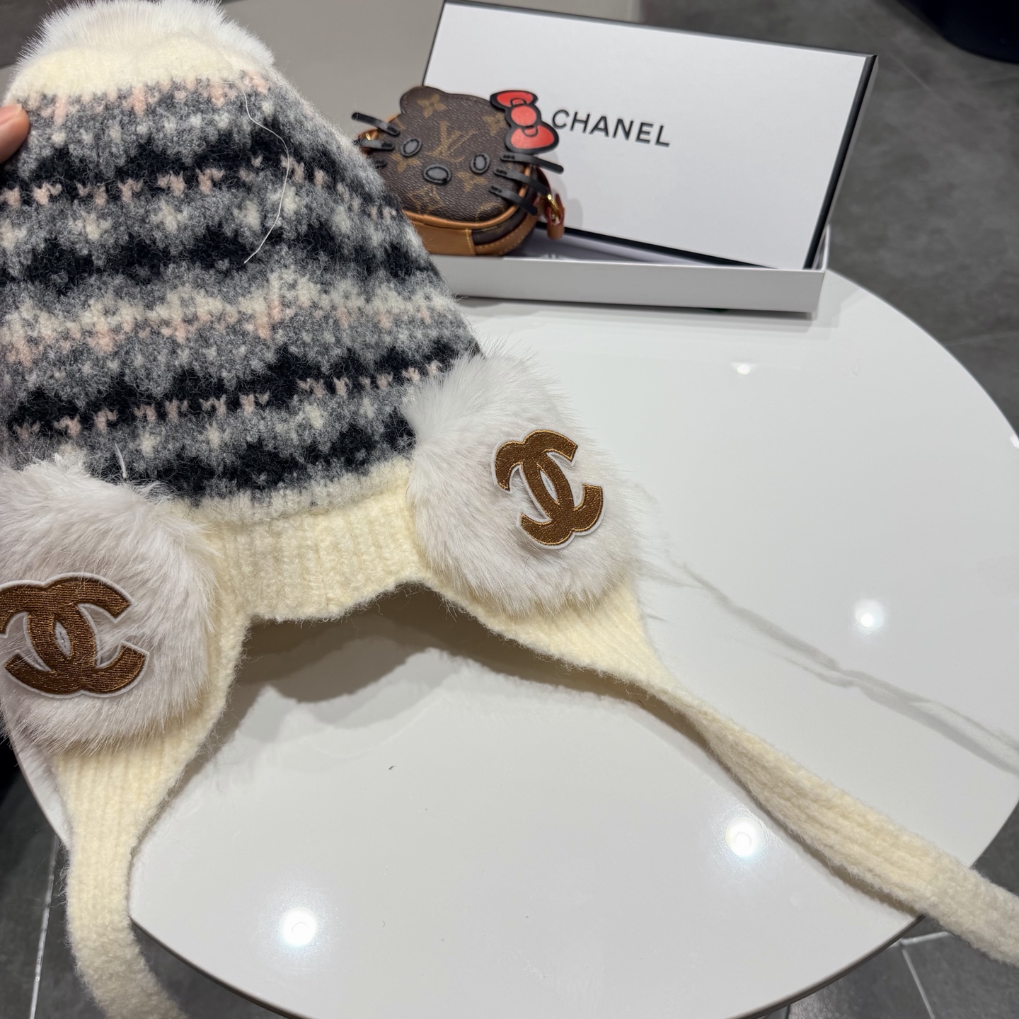 Chanel香奈儿冬季欧美大头围针织毛线帽加绒保暖护耳套头帽子女户外防寒雷锋帽