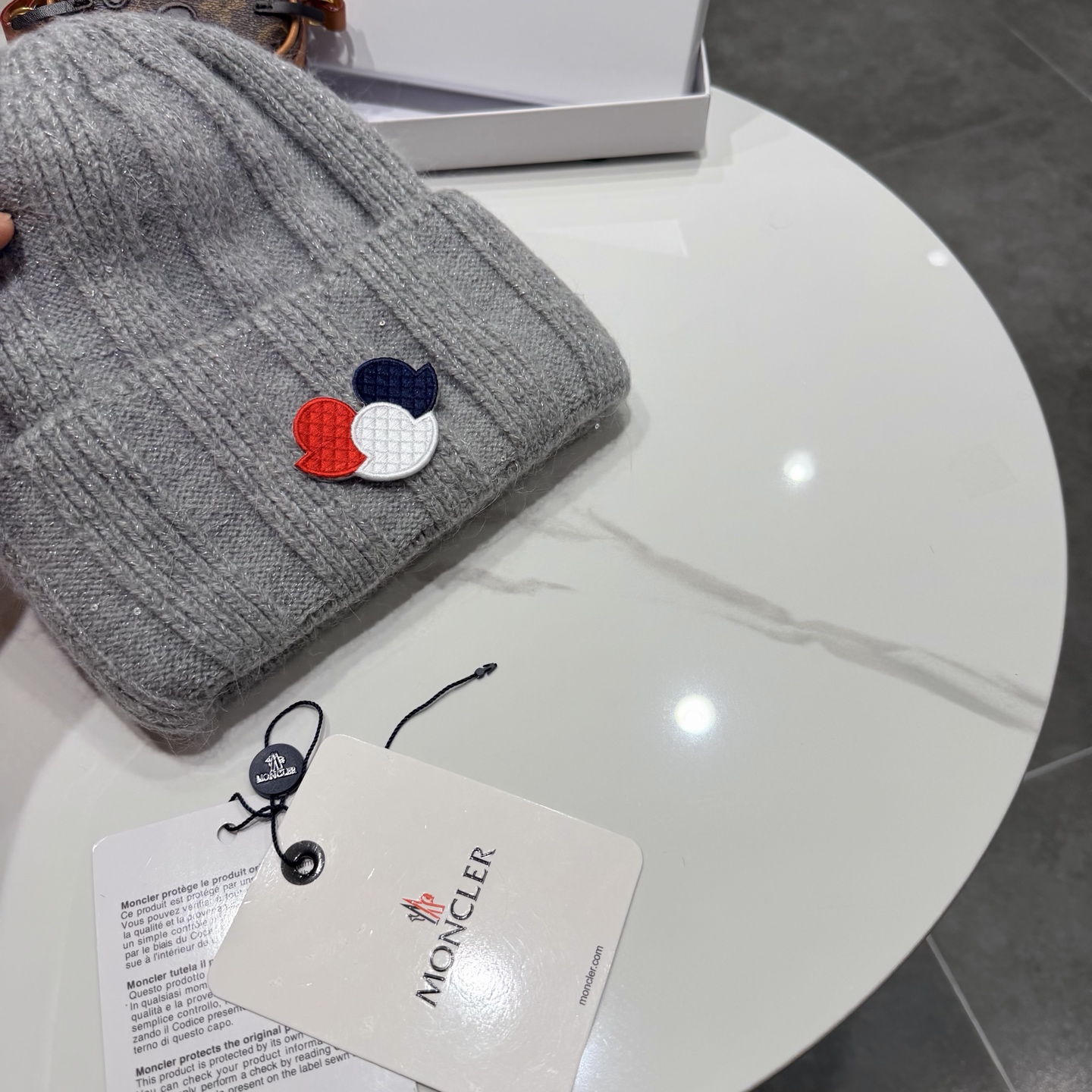 MONCLER蒙口🎩针织毛线帽，附带二维码，好品质高端大气，超柔软！超火爆💖质感很赞，出街超好搭配！时尚潮流！秋冬必备单