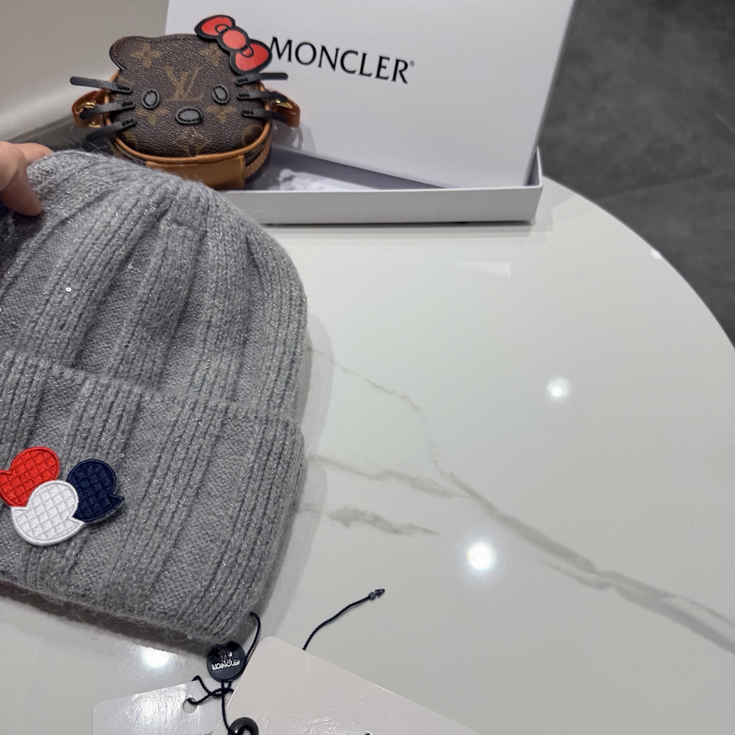 MONCLER蒙口🎩针织毛线帽，附带二维码，好品质高端大气，超柔软！超火爆💖质感很赞，出街超好搭配！时尚潮流！秋冬必备单