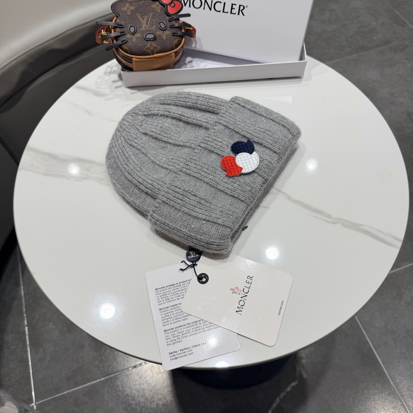 MONCLER蒙口🎩针织毛线帽，附带二维码，好品质高端大气，超柔软！超火爆💖质感很赞，出街超好搭配！时尚潮流！秋冬必备单
