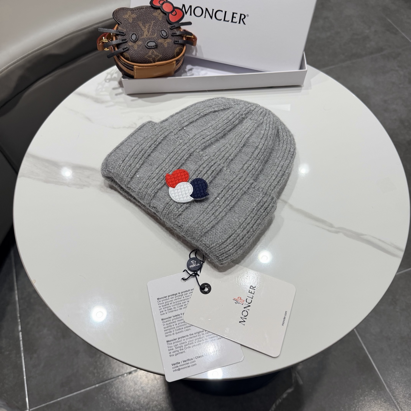 MONCLER蒙口🎩针织毛线帽，附带二维码，好品质高端大气，超柔软！超火爆💖质感很赞，出街超好搭配！时尚潮流！秋冬必备单