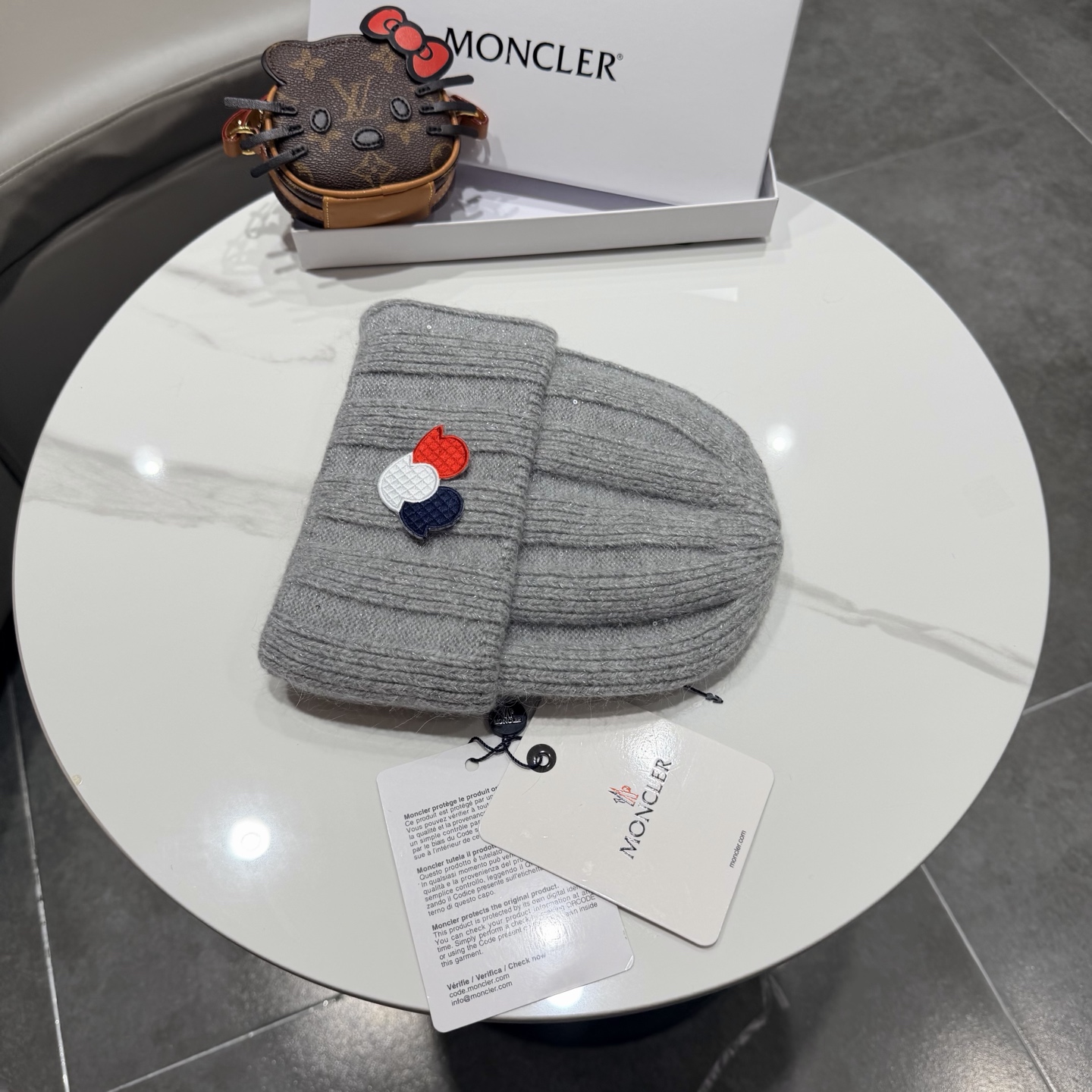 MONCLER蒙口🎩针织毛线帽，附带二维码，好品质高端大气，超柔软！超火爆💖质感很赞，出街超好搭配！时尚潮流！秋冬必备单