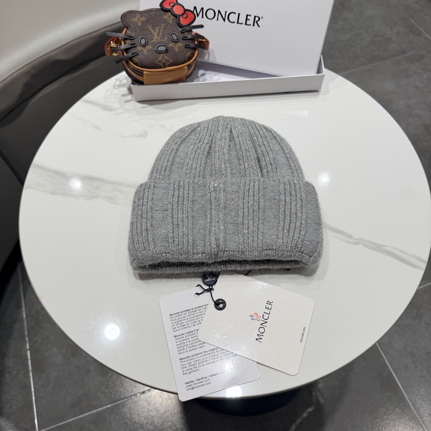 MONCLER蒙口🎩针织毛线帽，附带二维码，好品质高端大气，超柔软！超火爆💖质感很赞，出街超好搭配！时尚潮流！秋冬必备单