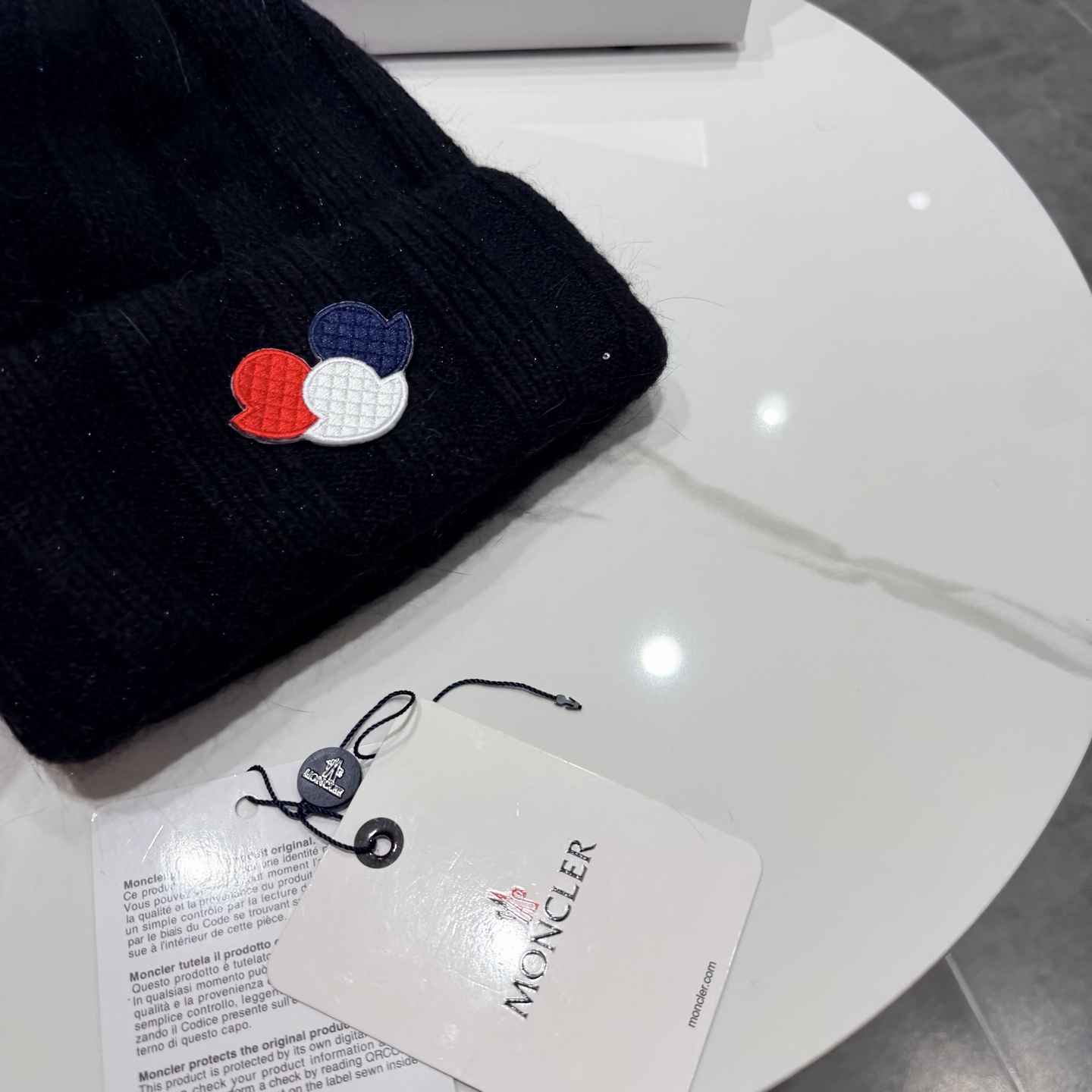 MONCLER蒙口🎩针织毛线帽，附带二维码，好品质高端大气，超柔软！超火爆💖质感很赞，出街超好搭配！时尚潮流！秋冬必备单