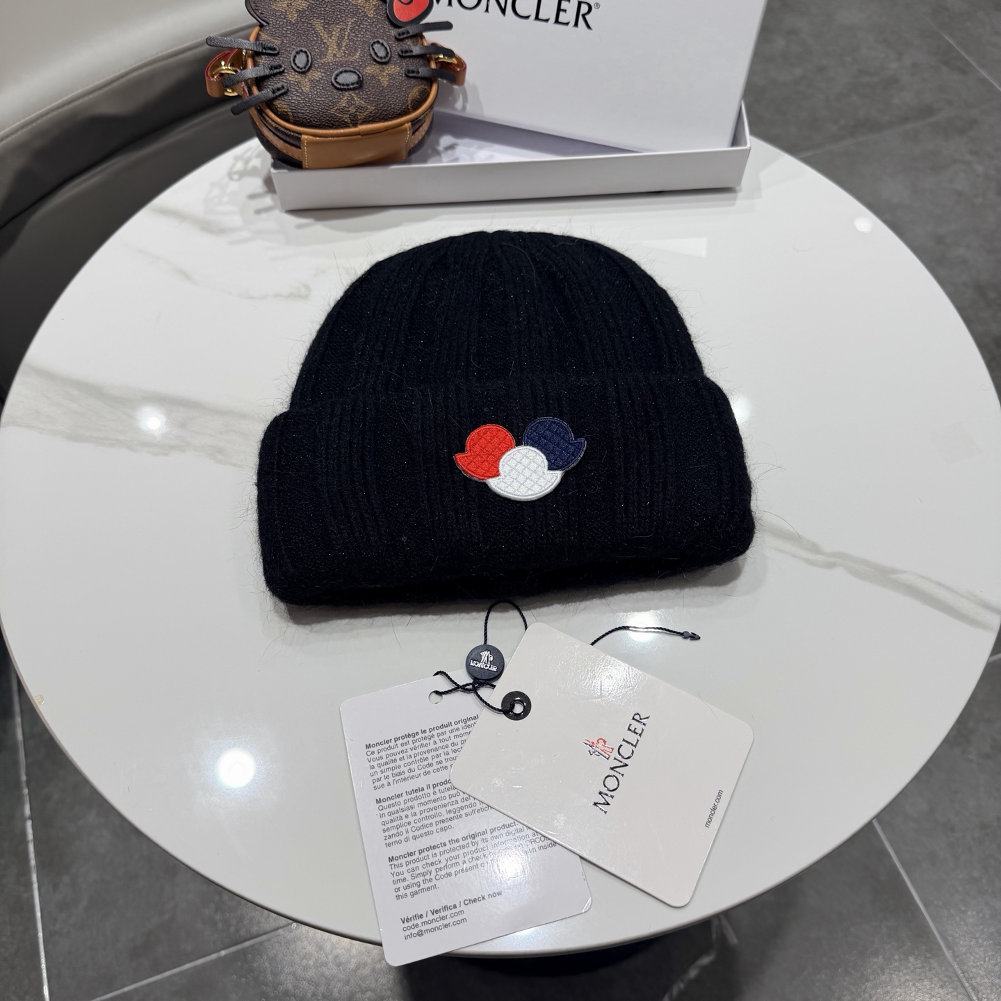 MONCLER蒙口🎩针织毛线帽，附带二维码，好品质高端大气，超柔软！超火爆💖质感很赞，出街超好搭配！时尚潮流！秋冬必备单