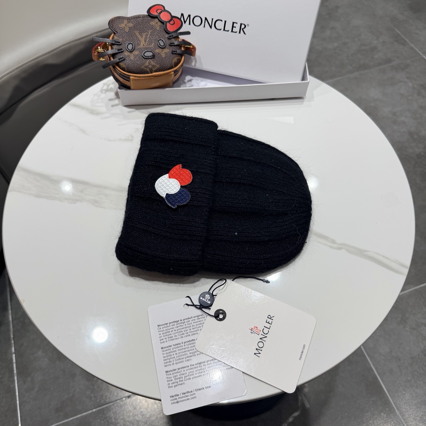MONCLER蒙口🎩针织毛线帽，附带二维码，好品质高端大气，超柔软！超火爆💖质感很赞，出街超好搭配！时尚潮流！秋冬必备单