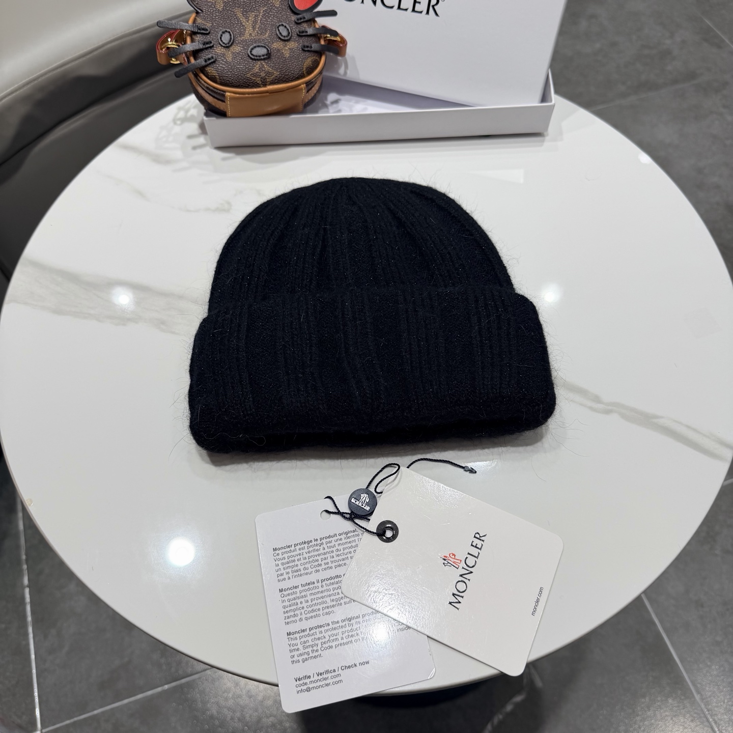 MONCLER蒙口🎩针织毛线帽，附带二维码，好品质高端大气，超柔软！超火爆💖质感很赞，出街超好搭配！时尚潮流！秋冬必备单