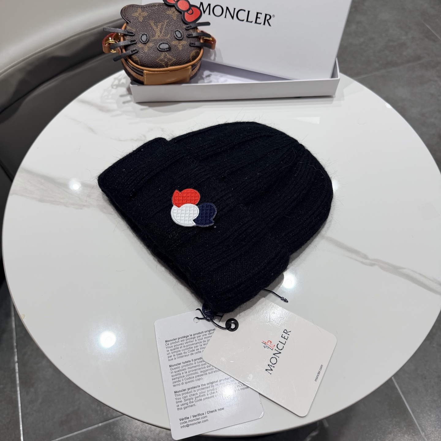 MONCLER蒙口🎩针织毛线帽，附带二维码，好品质高端大气，超柔软！超火爆💖质感很赞，出街超好搭配！时尚潮流！秋冬必备单