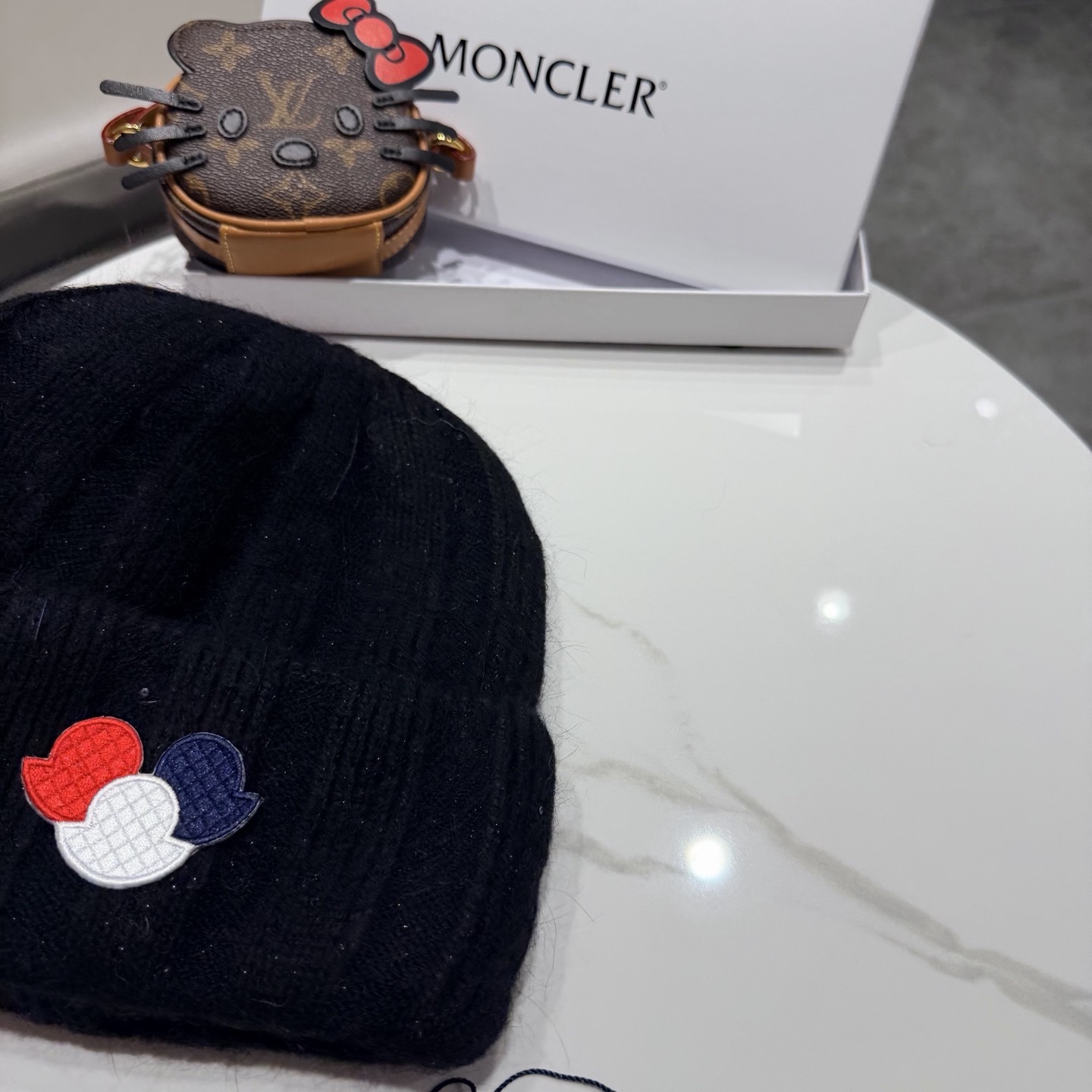 MONCLER蒙口🎩针织毛线帽，附带二维码，好品质高端大气，超柔软！超火爆💖质感很赞，出街超好搭配！时尚潮流！秋冬必备单