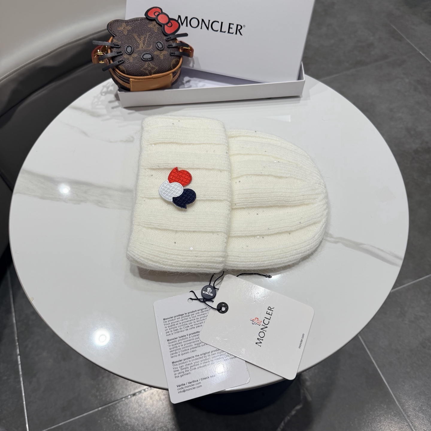 MONCLER蒙口🎩针织毛线帽，附带二维码，好品质高端大气，超柔软！超火爆💖质感很赞，出街超好搭配！时尚潮流！秋冬必备单