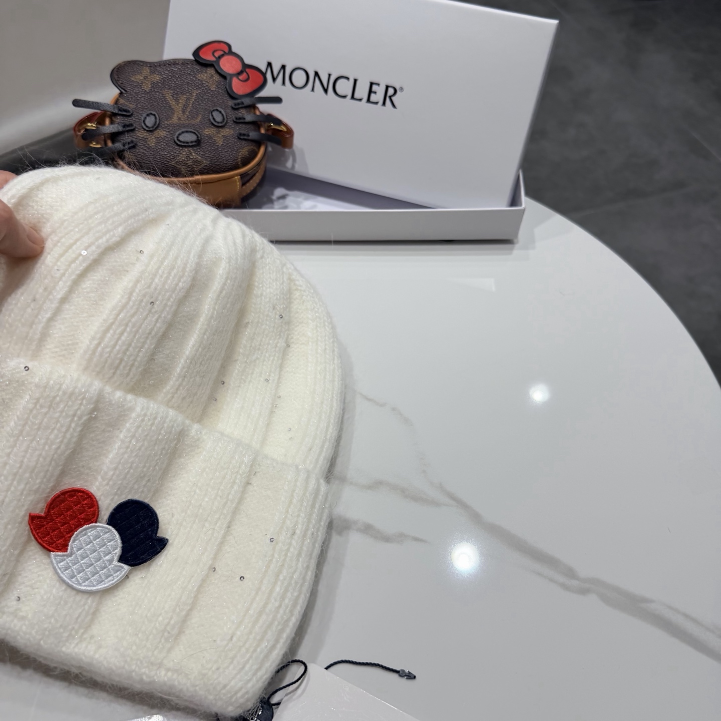 MONCLER蒙口🎩针织毛线帽，附带二维码，好品质高端大气，超柔软！超火爆💖质感很赞，出街超好搭配！时尚潮流！秋冬必备单
