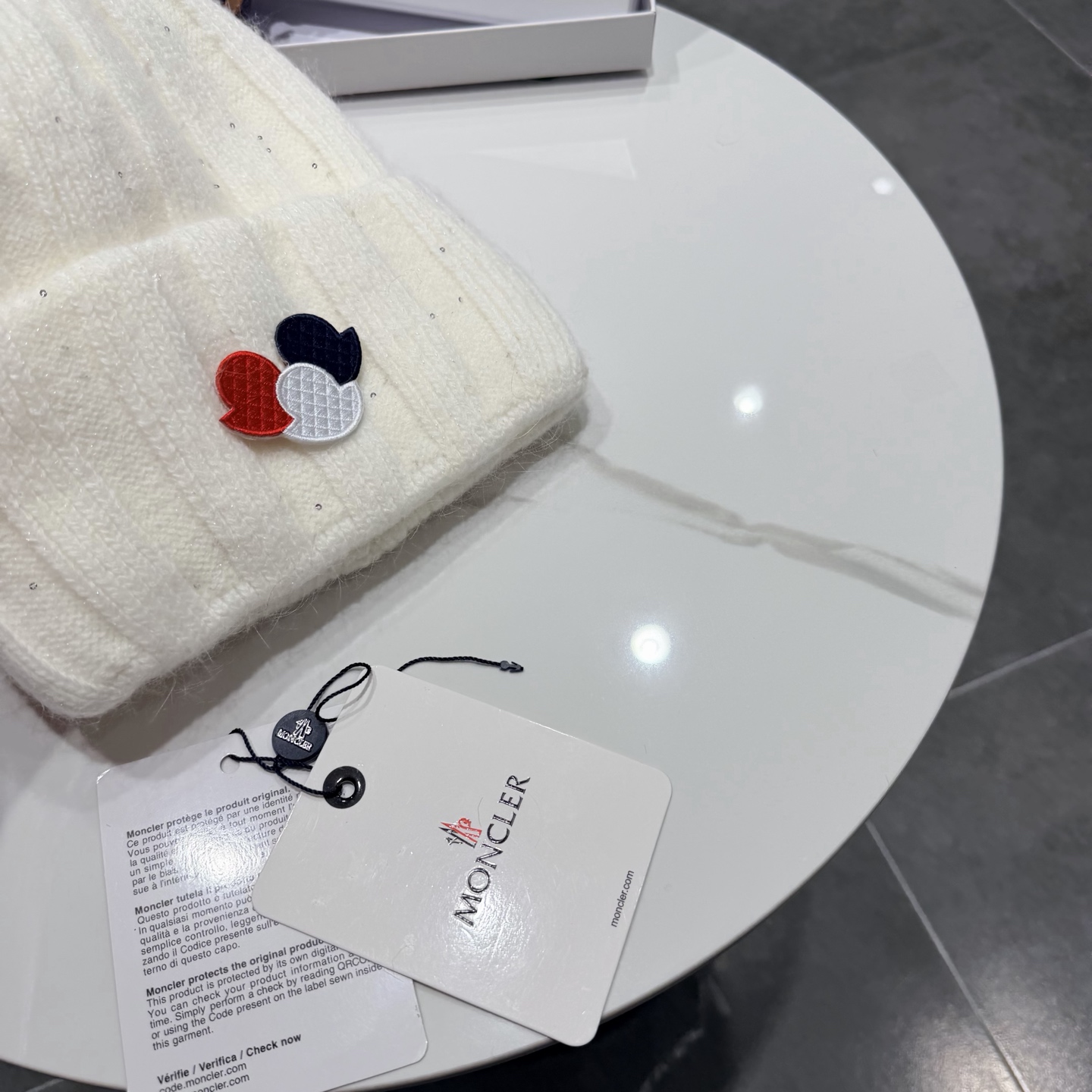 MONCLER蒙口🎩针织毛线帽，附带二维码，好品质高端大气，超柔软！超火爆💖质感很赞，出街超好搭配！时尚潮流！秋冬必备单