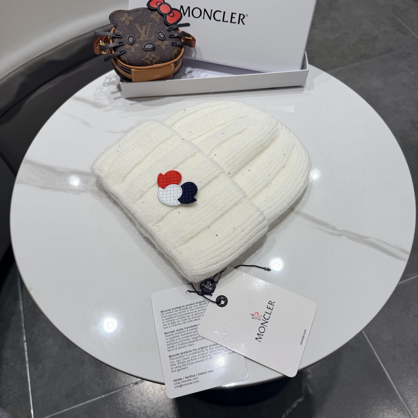 MONCLER蒙口🎩针织毛线帽，附带二维码，好品质高端大气，超柔软！超火爆💖质感很赞，出街超好搭配！时尚潮流！秋冬必备单