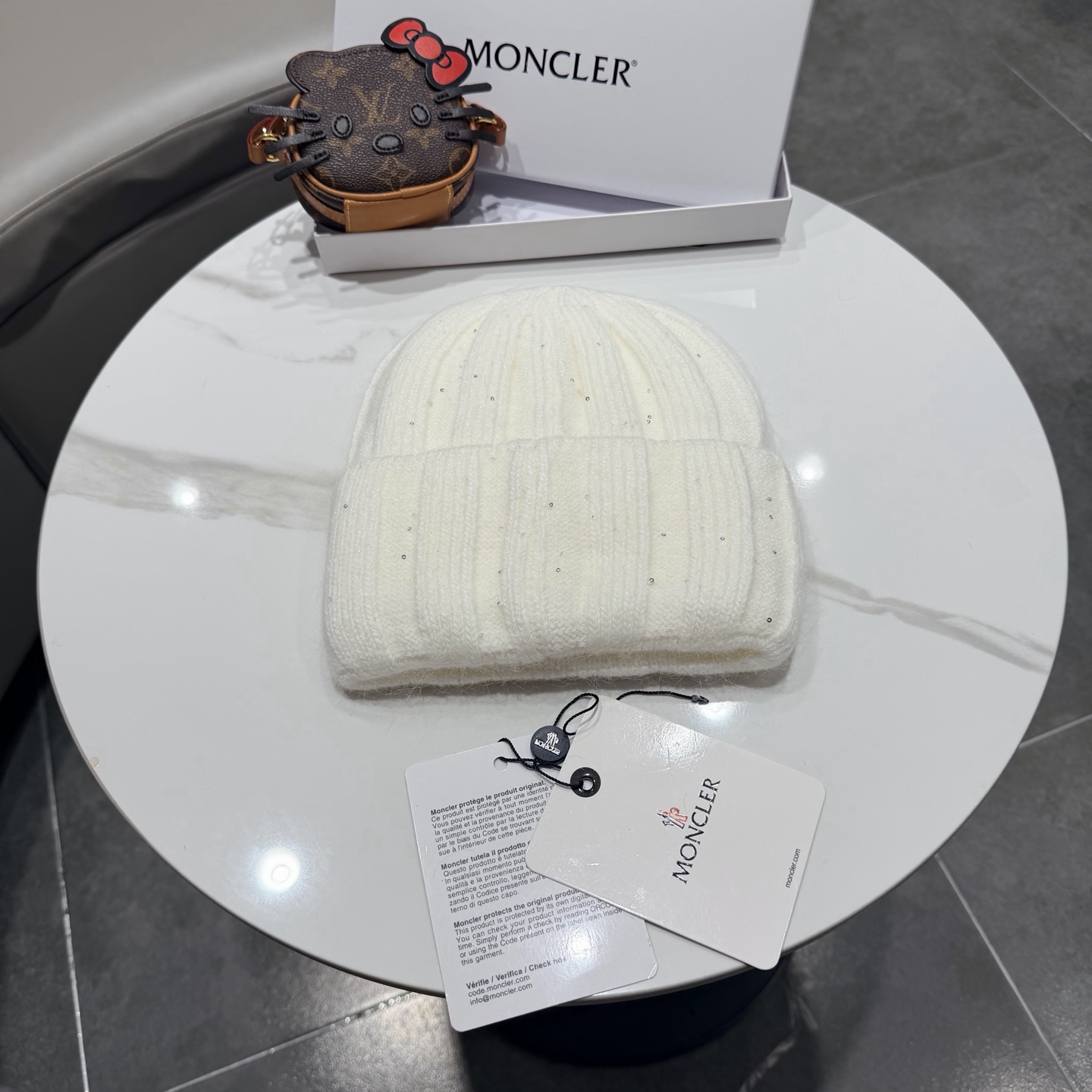 MONCLER蒙口🎩针织毛线帽，附带二维码，好品质高端大气，超柔软！超火爆💖质感很赞，出街超好搭配！时尚潮流！秋冬必备单