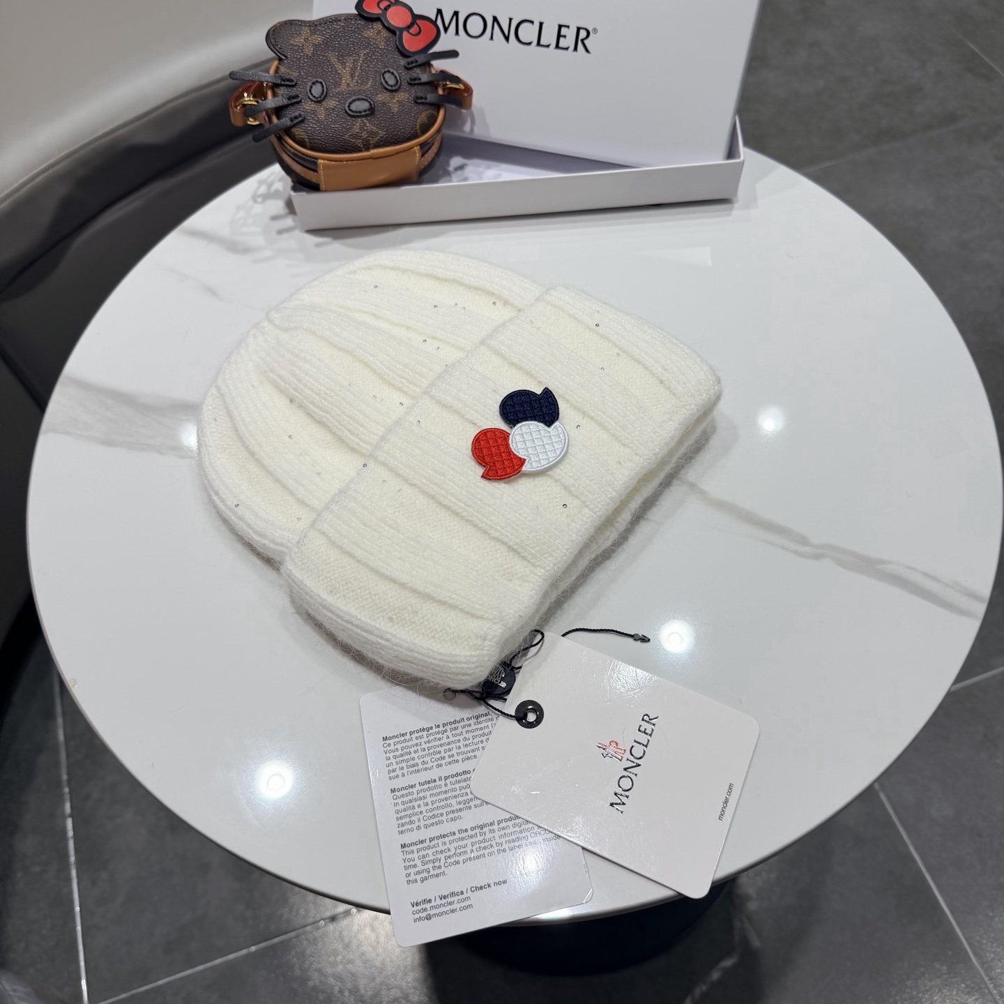 MONCLER蒙口🎩针织毛线帽，附带二维码，好品质高端大气，超柔软！超火爆💖质感很赞，出街超好搭配！时尚潮流！秋冬必备单