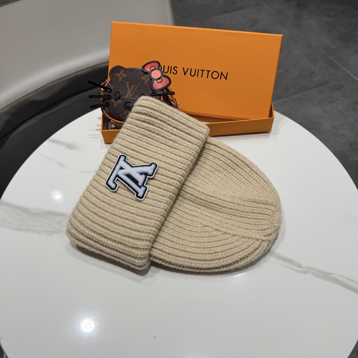 Lv路易威登秋冬款羊毛针织毛线帽 这款必定是极简主义的最爱 干净，利索，时尚百搭，绝对不挑脸型！ 属于时尚经典