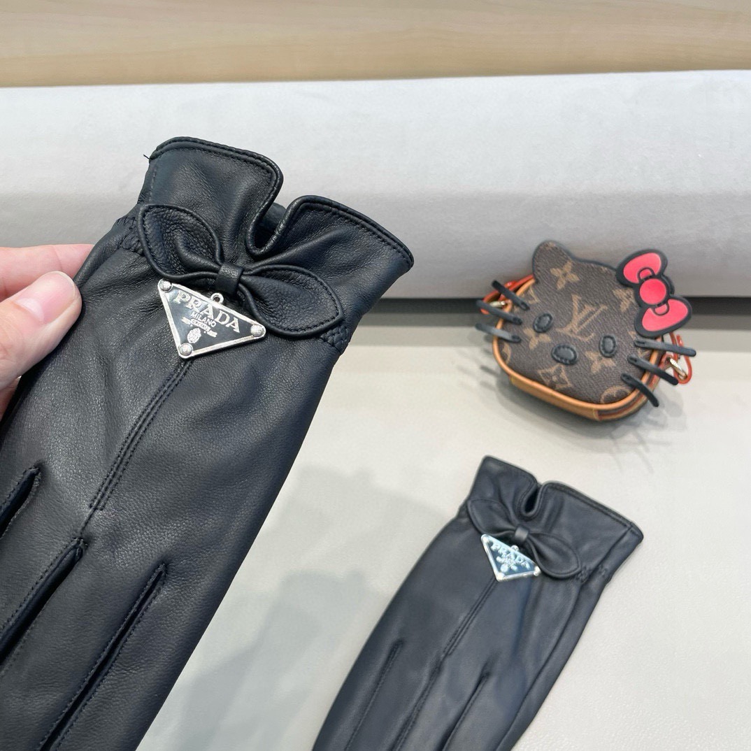 NO:701761,New exclusive first touch screen gloves Prada gloves [original quality] Official website syncs with women's new high-end sheepskin gloves, the first choice for goddesses. Don't miss it. 100% imported sheepskin. The leather is fine and soft. Pay attention to the imported sheepskin with its special feel and cashmere lining for better warmth. Goddess Jimei must have top-notch workmanship. No detail is spared. Authentic open version. Counter one to one. Comes with box size M L gloves, gloves, prada, sheepskin, gloves.19860909新款独家首发触屏手套 普拉达手套【原单品质】官网同步女士新款高档羊皮手套女神首选 不可错过百分百选用进口羊皮 皮质细腻柔软 认准进口羊皮特有手感羊绒内里保暖更佳 女神集美们们必备顶级做工任何细节都不放过正品开版 专柜一比一 配盒子码数Ｍ L手套,手套,prada,sheepskin,gloves,accessory