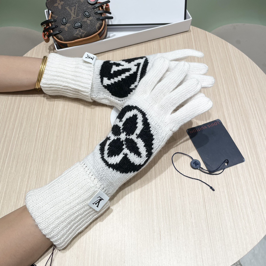 NO:701768,Comes with packaging. The official website has the same style as Xiaohongshu. The new LV Louis Vuitton autumn and winter wool knitted gloves solid color series are popular this autumn and winter. Every color is super beautiful. It looks great with a cashmere coat. Three-dimensional tailoring. Smooth lines. Comfortable to wear. Fingerless design is more convenient. Fits the hand. One-size-fits-all gloves, gloves, louis vuitton, louis vuitton, gloves.19860909配包装 官网同款小红书爆款LV路易威登新款秋冬羊毛针织手套纯色系列今年秋冬大火 每色都超好看 搭配羊绒大衣绝美 立体版型剪裁 线条流畅 佩戴舒适 露指设计更加方便 贴合手型 尺码均码手套,手套,louis vuitton,louis vuitton,gloves,accessory