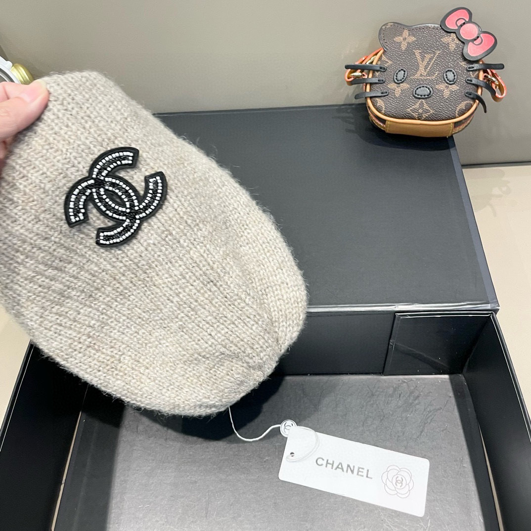 Chanel官网品质香奈儿 秋冬网红时尚博主推荐款毛线帽，小红书爆款，手感超柔软舒适的针织线帽，弹性极佳！