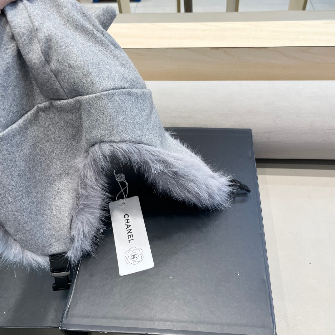 Chanel 冬季加厚防寒保暖帽子女毛绒防风护耳雷锋帽户外骑行大头围套头帽