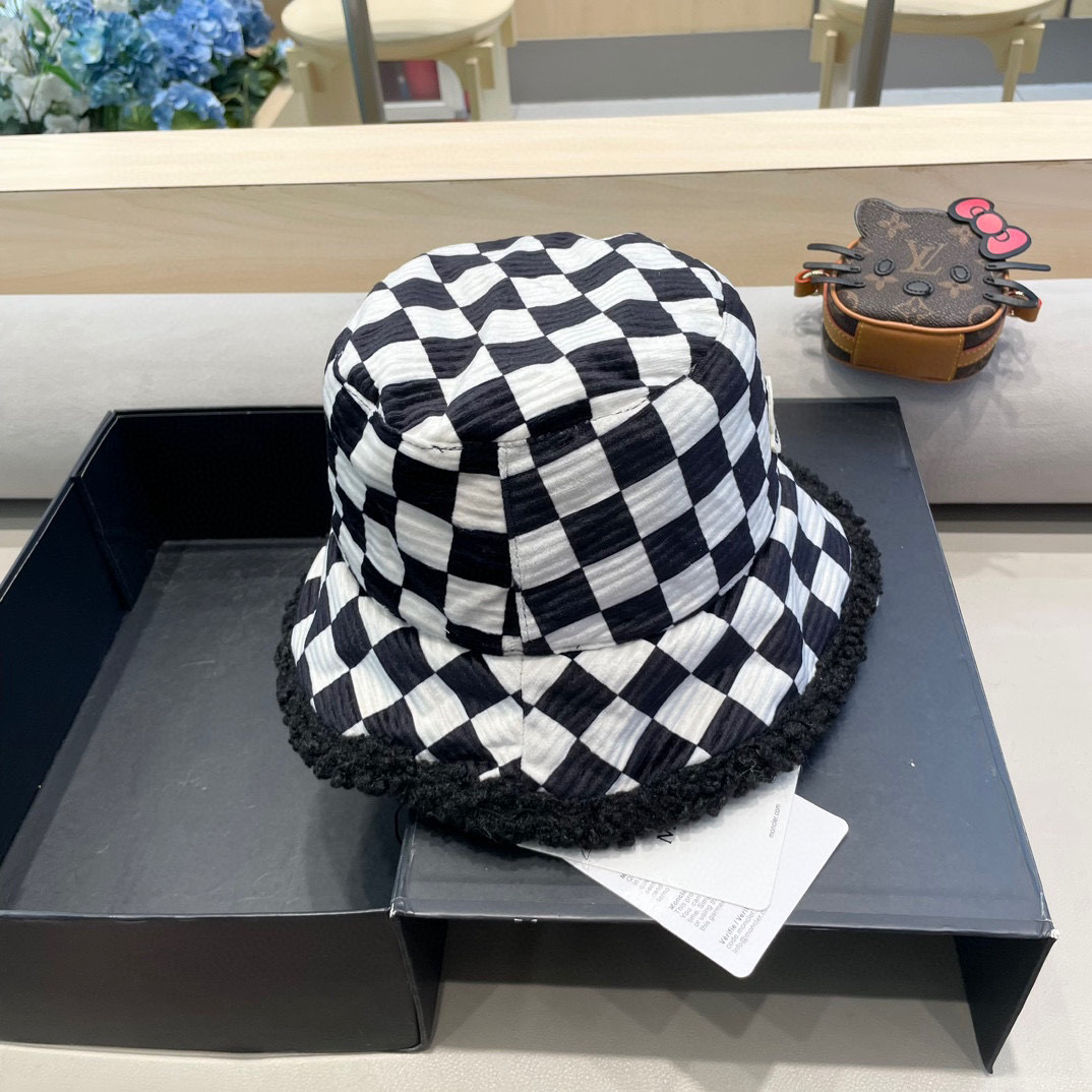 moncler棋盘格子双面渔夫帽女秋冬保暖显脸小百搭羊羔绒帽子韩版格纹盆帽