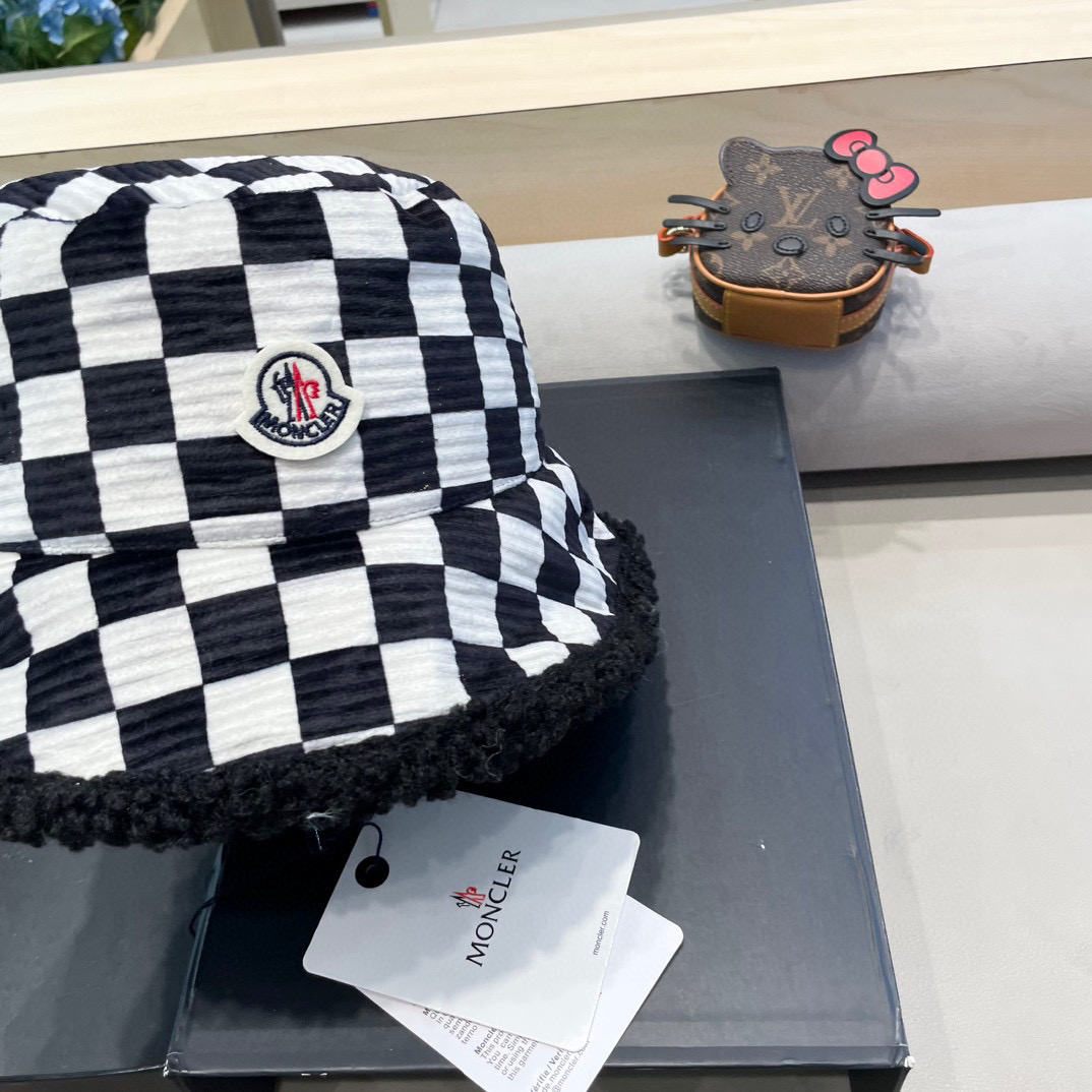 moncler棋盘格子双面渔夫帽女秋冬保暖显脸小百搭羊羔绒帽子韩版格纹盆帽