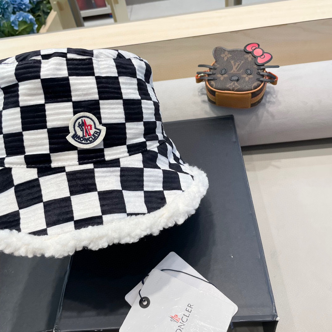 moncler棋盘格子双面渔夫帽女秋冬保暖显脸小百搭羊羔绒帽子韩版格纹盆帽