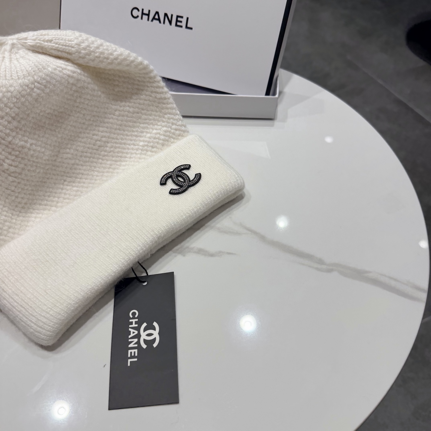 CHANEL香奈儿 新款针织羊毛毛线帽， 高品质定制羊毛，简约帅气新标志，男女同款 超酷时尚街头风！ 材质:70%羊毛+
