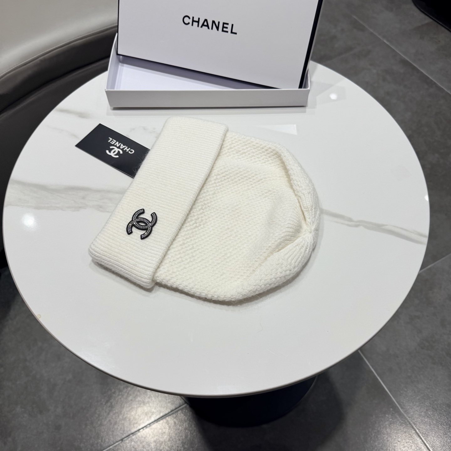 CHANEL香奈儿 新款针织羊毛毛线帽， 高品质定制羊毛，简约帅气新标志，男女同款 超酷时尚街头风！ 材质:70%羊毛+