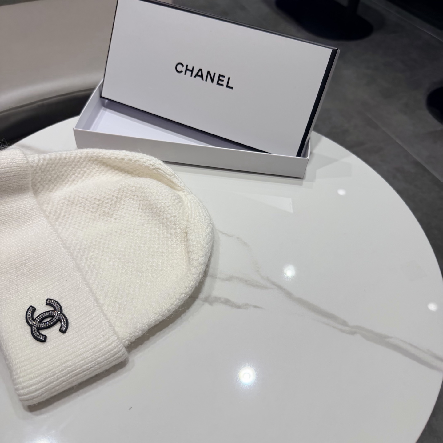 CHANEL香奈儿 新款针织羊毛毛线帽， 高品质定制羊毛，简约帅气新标志，男女同款 超酷时尚街头风！ 材质:70%羊毛+