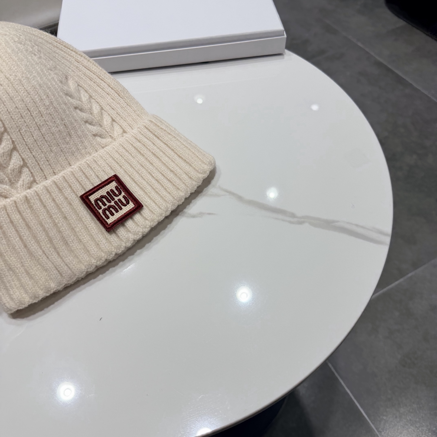 miumiu缪缪🐰秋冬毛线帽 这种高级简直质感从头开始了！巨推荐大家 这顶不管什么类型的衣服都好配 💖休闲和甜美都能牢牢
